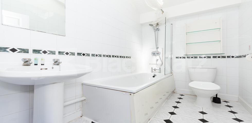 			WAREHOUSE CONVERSION, 3 Bedroom, 1 bath, 1 reception Apartment			 Crawford Passage EC1R, FARRINGDON / CLARKENWELL